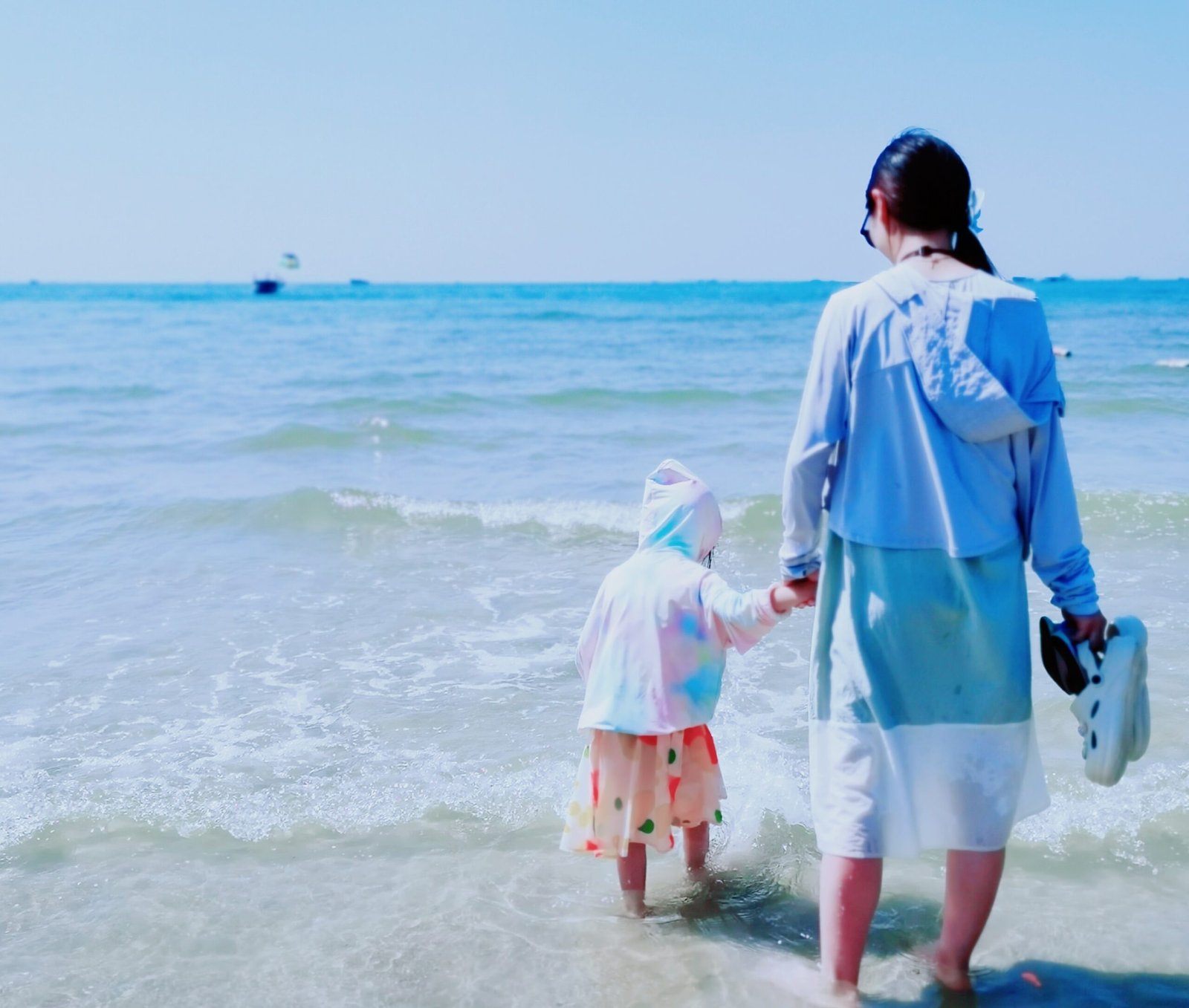 静宜和妈妈在海边